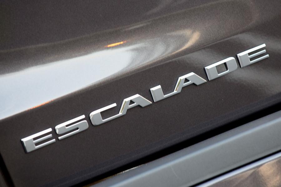  Cadillac Escalade 4WD Luxury 2015 года  (фото 18 из 42)